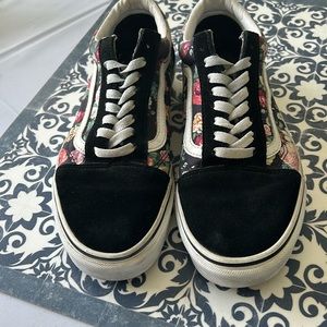Moody Vans floral black and white striped sneakers. Size 10. Old school.